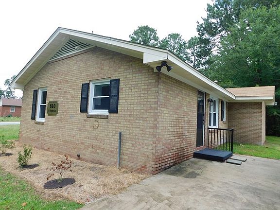 5th image of 810 S Oleander Ave