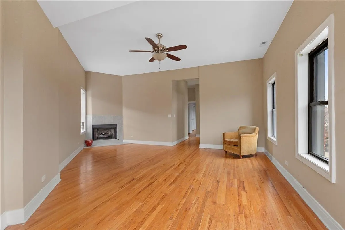 2 bed, 1100 sqft, $2,723 — Photo 2