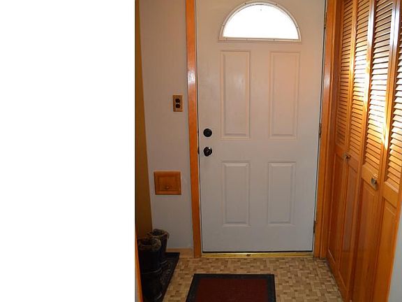 3rd image of 679 36 1/2 Ave NE