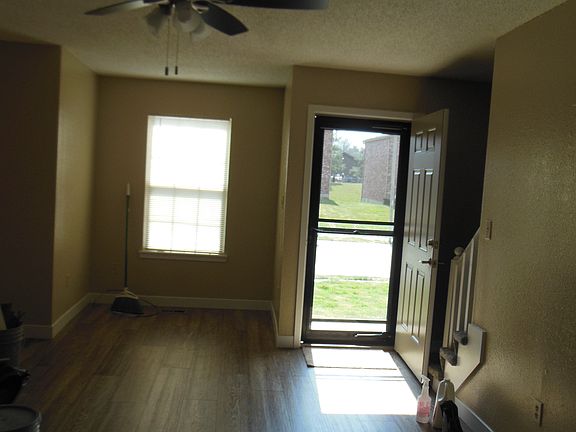 2nd image of 620 NE English Manor Dr APT B