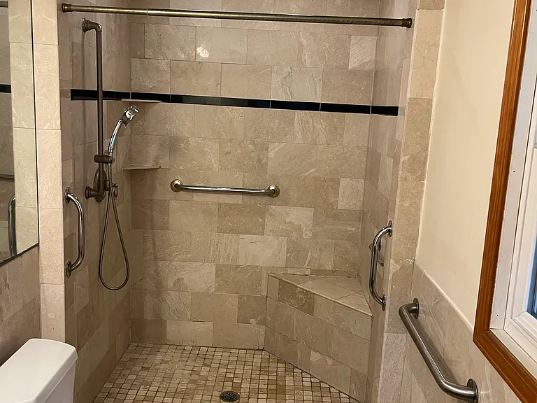 Master Bathroom w/ walk-in shower