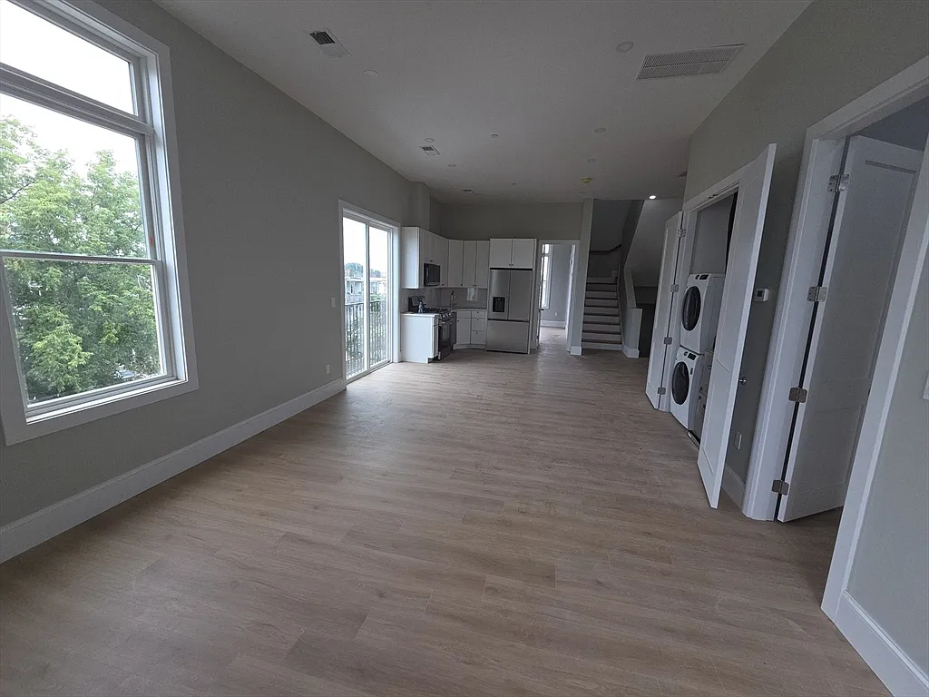 4 bed, 4.0 bath, 1600 sqft, $5,600 — Photo 3