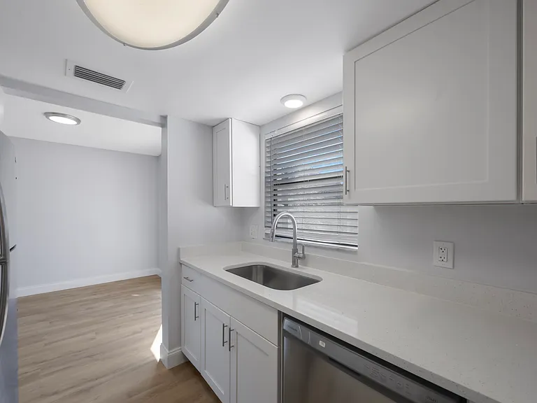 200 Westwood Ter N #198 — Photo 7