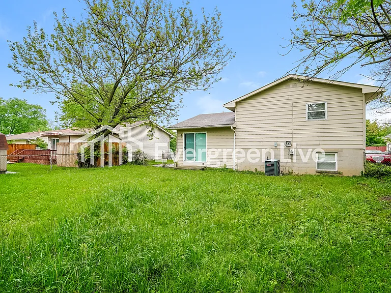 2367 Delavan Dr — Photo 15