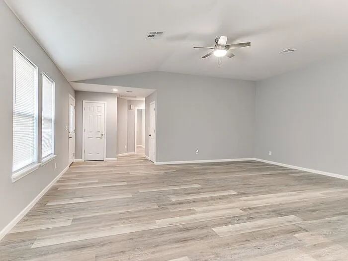 2515 Leeds Ln — Photo 28