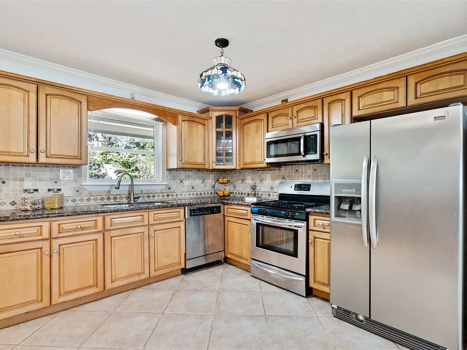 3 bed, 2.0 bath, 2029 sqft, $3,000 — Photo 2