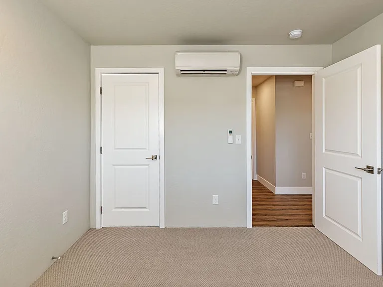 405-415 E Rapp Rd — Photo 13