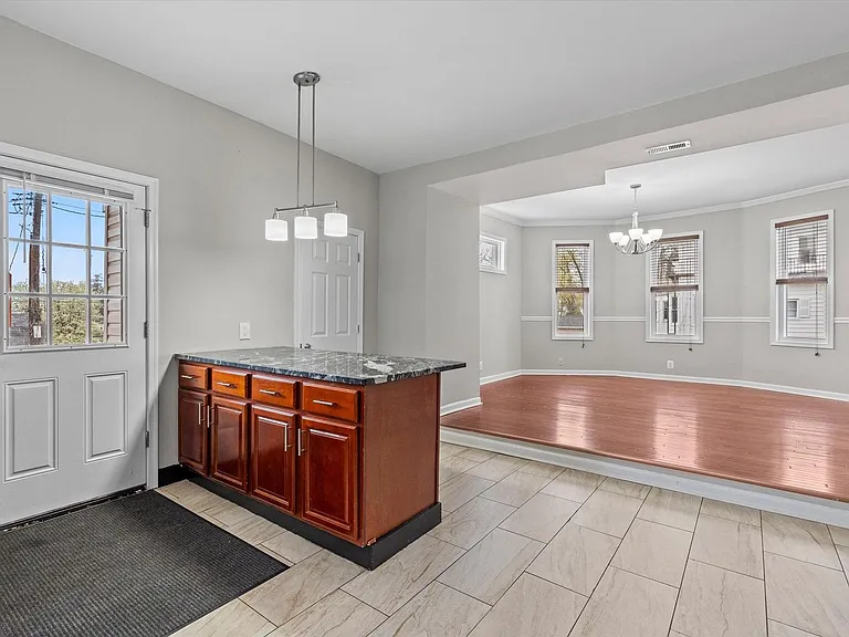 2510 Roslyn Ave — Photo 17