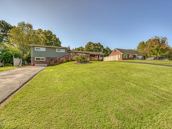3rd image of 924 Lake Dr