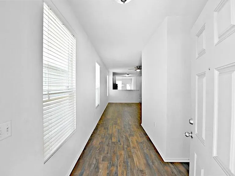 5721 Knoll Pines Pass — Photo 2