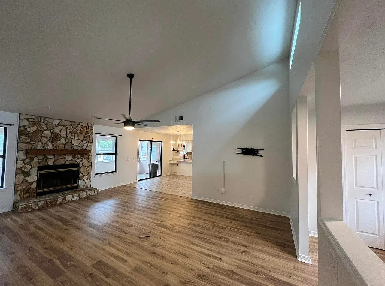 3 bed, 1629 sqft, $2,500 — Photo 4