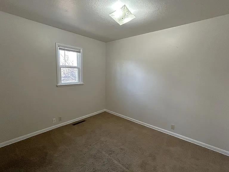 821 Skyline Dr — Photo 7