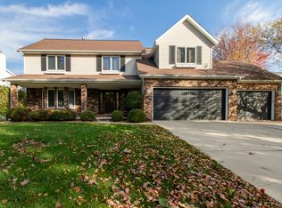 2507 Park Ridge Rd, Bloomington, IL 61704