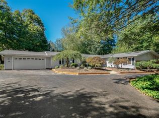 2 Country Ln, Mendham, NJ 07945