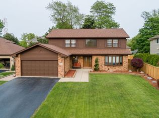 303 Eric Ct, Mount Prospect, IL 60056