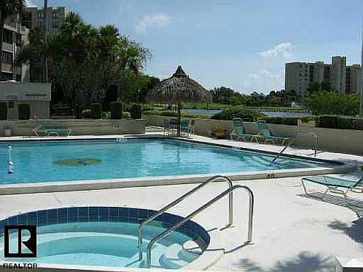 Community Pool & Jacuzzi