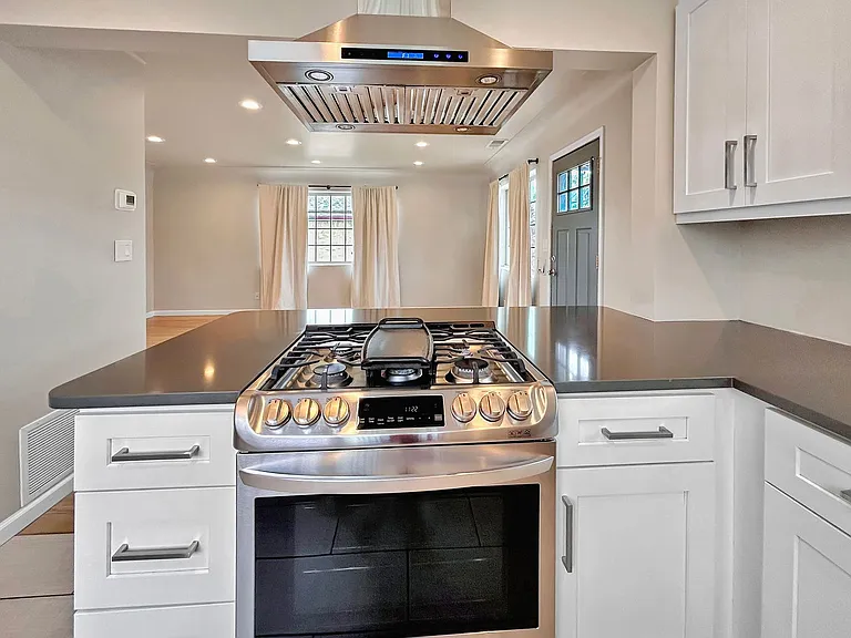 Sloan's Lake: 2-Bedroom Unit With High-End Finishes — Photo 9
