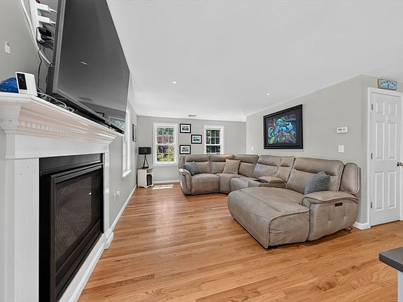 5th image of 73 Ring Rd
