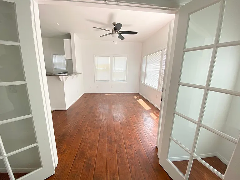 720 E 8th St #6 — Photo 6