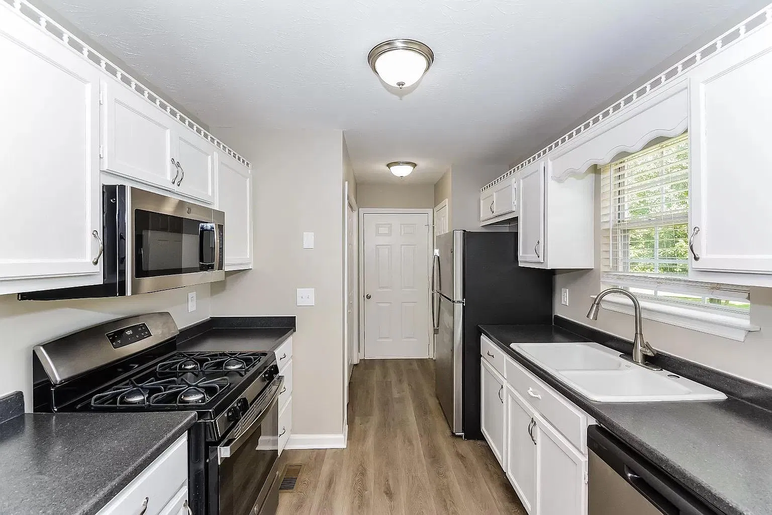 3 bed, 1254 sqft, $1,725 — Photo 4