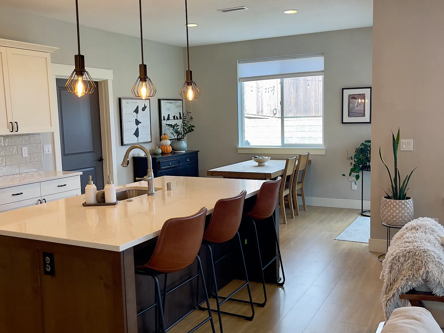 4 bed, 2413 sqft, $3,700 — Photo 3