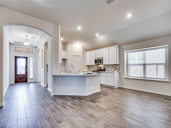 3rd image of 4540 Longfellow Ave