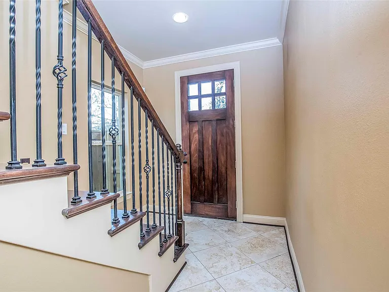 1516 Amundsen St — Photo 14