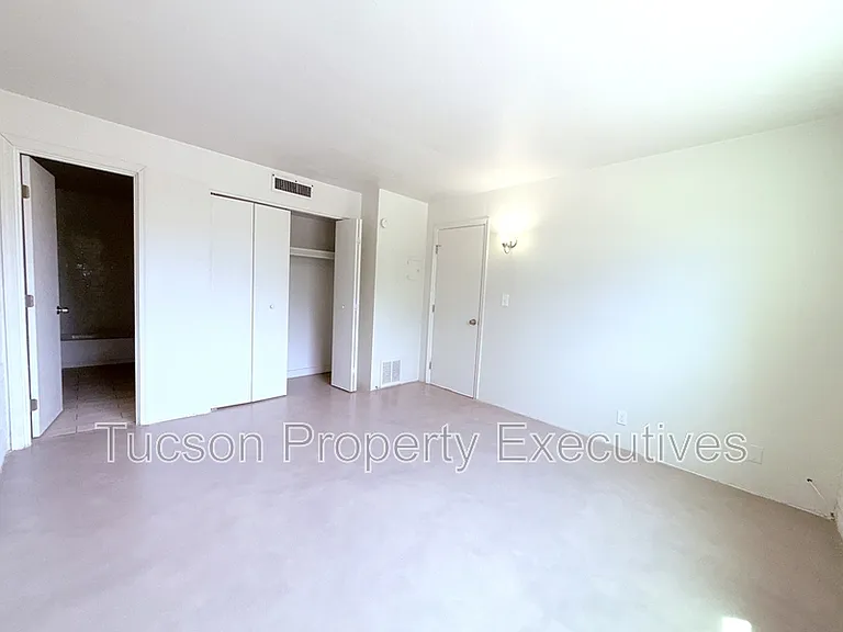 319 E Blacklidge Dr #3 — Photo 11