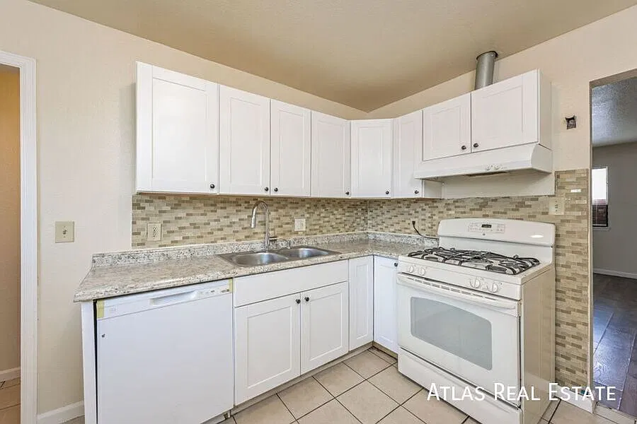 Modern Comfort In Central Denver Rare 4br/2ba With Hardwood Floors! — Photo 1