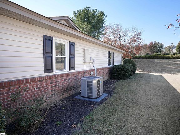 4th image of 402 Lakeside Cir