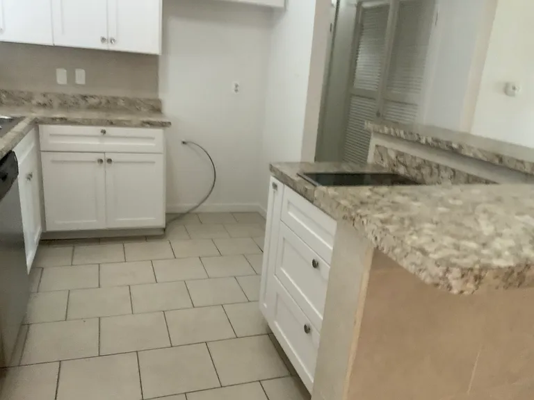 713 Clover Park Dr — Photo 15