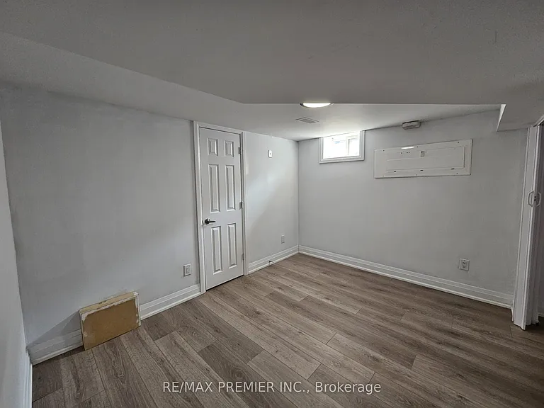 31 Compton Cres #A — Photo 10