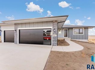 821 Sarah C Cir, Circle Sioux Falls, SD 57030