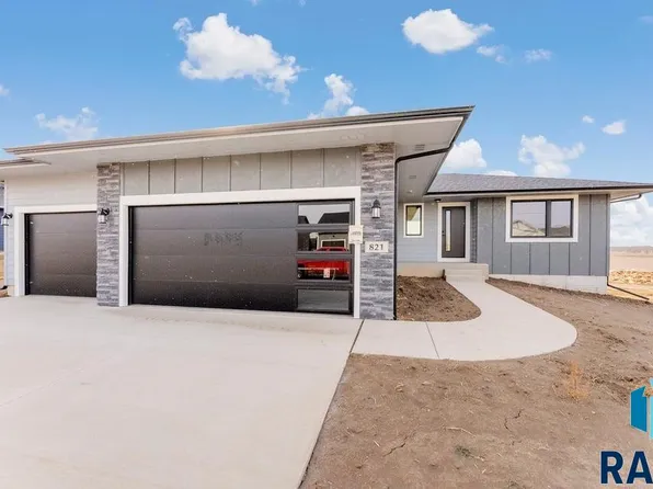 821 Sarah C Cir, Garretson, SD 57030