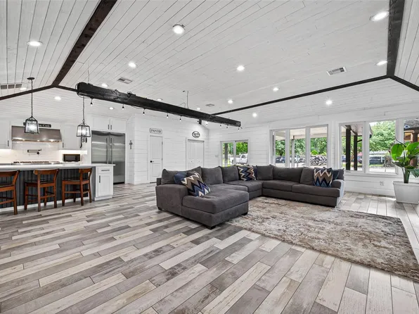 323 E Palm St, Fresno, TX 77545