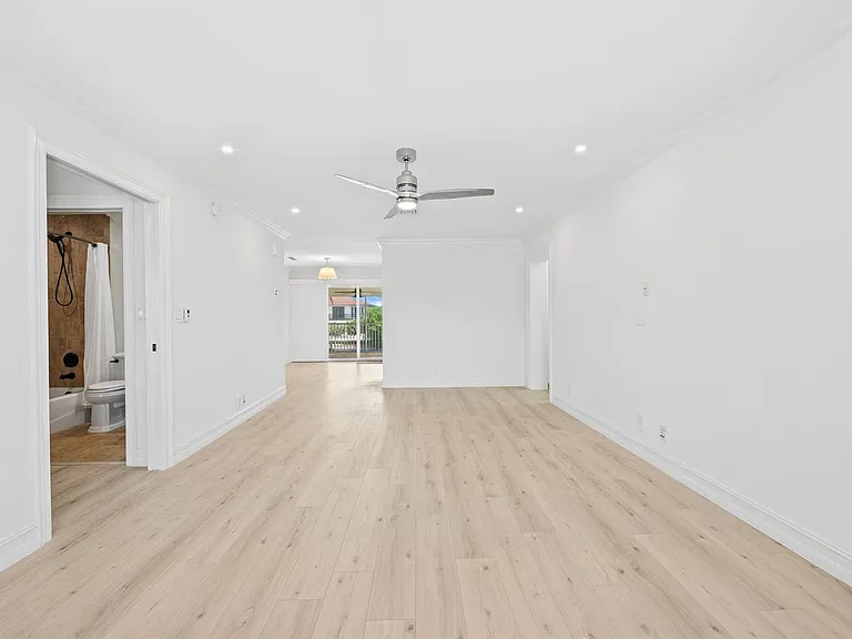1105 Bel Air Dr #C — Photo 29