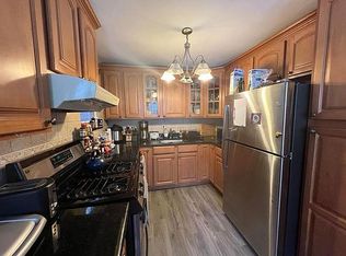 32-25 41st St #2, Astoria, NY 11103
