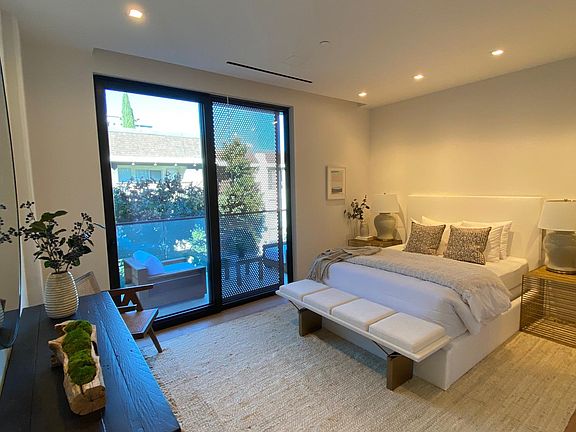 5th image of 706 N Doheny Dr #304