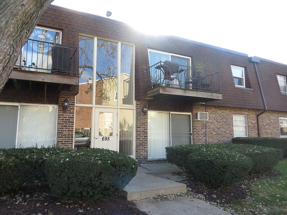 1st image of 695 Grove Dr APT 205