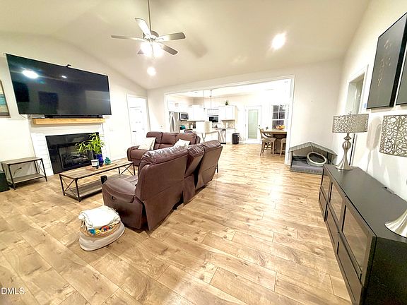 3rd image of 228 Ridgemoore Ct