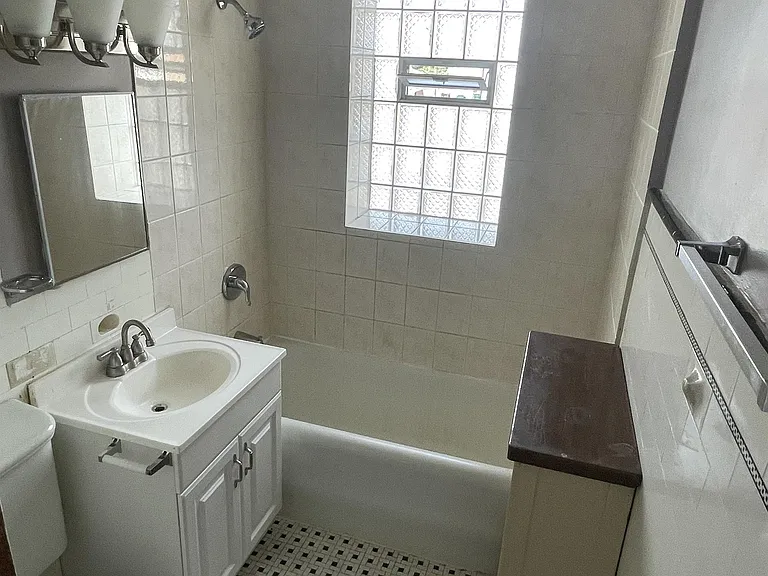 2302 Clarence Avenue - Unit 1W — Photo 3