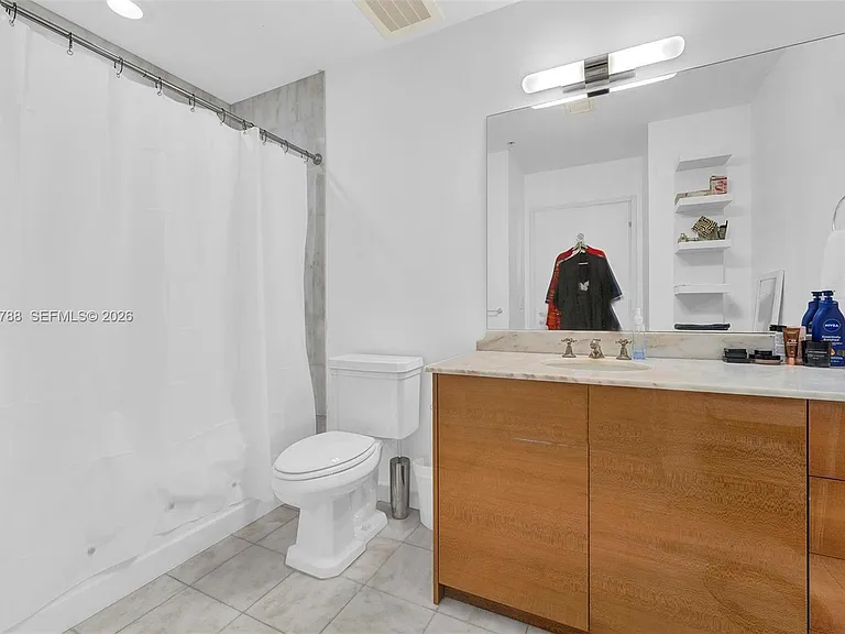 50 S Pointe Dr #2102 — Photo 5