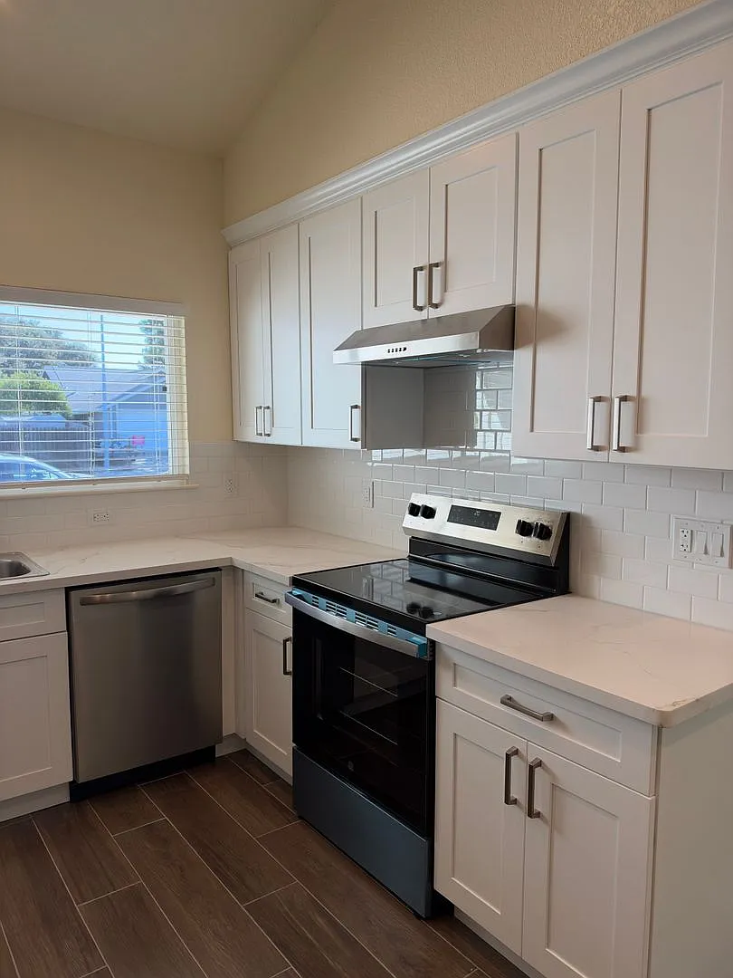 Updated 3 bedroom home — Photo 4