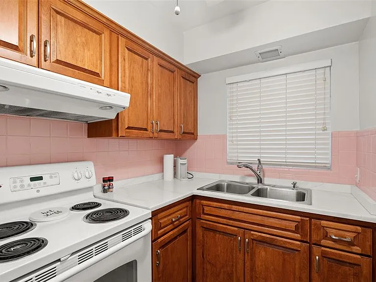 800 Beach Dr NE #10 — Photo 7