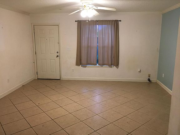 Living Room (has been freshly painted after pictures were ta