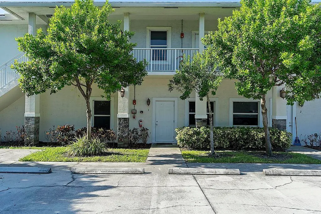 3 bed, 2.0 bath, 1400 sqft, $2,300 — Photo 2