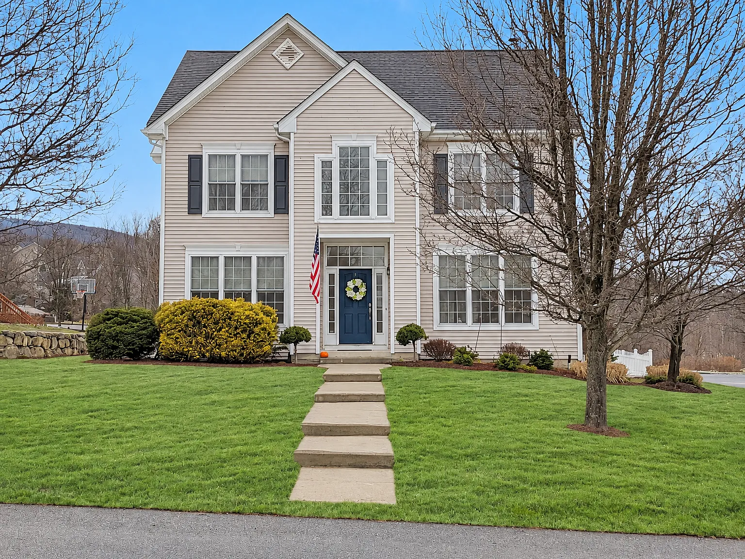 4 bed, 2.5 bath, 2727 sqft, $4,650 — Photo 1