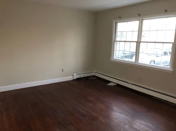 (undisclosed Address), Bay Shore, NY 11706