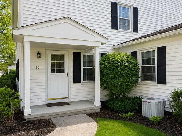 30 Foxcroft Trl, Fairport, NY 14450