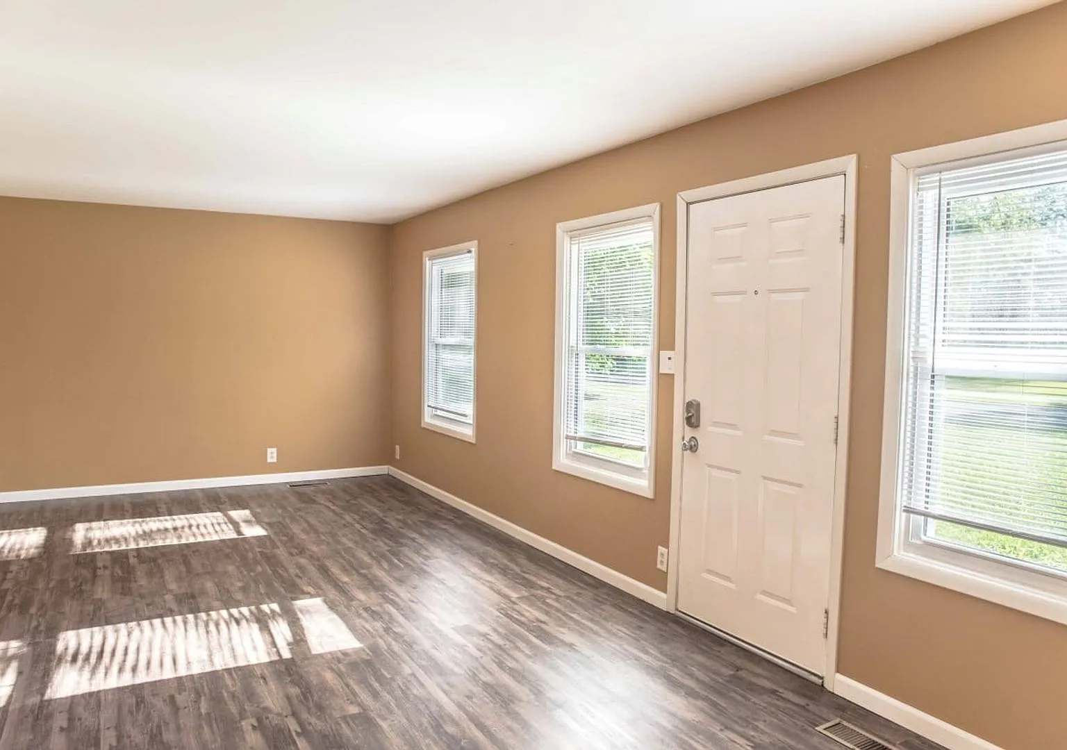 3 Bedroom Home with Hardwood Floors, a Huge Backyard, and a Garage, In-Unit Washer and Dryer — Photo 2